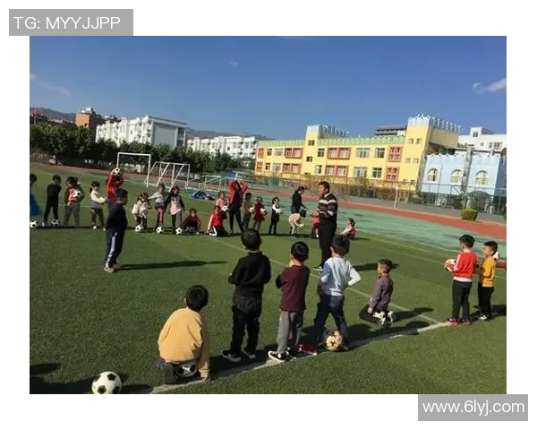 逗玩足球乐趣无穷让孩子们在欢笑中体验团队精神与运动魅力